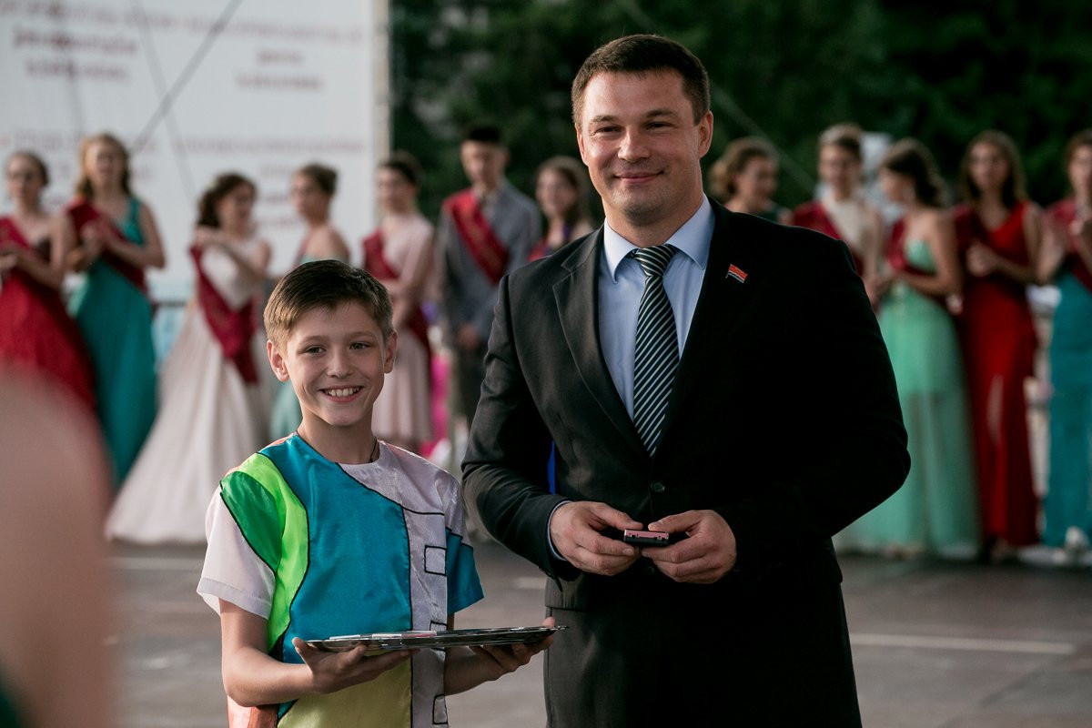 Красивые и умные: в Благовещенске прошел выпускной бал (фото)