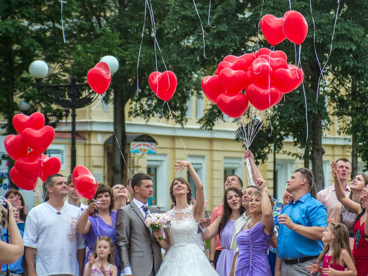 Из загса с любовью: свадебный фоторепортаж в День семьи