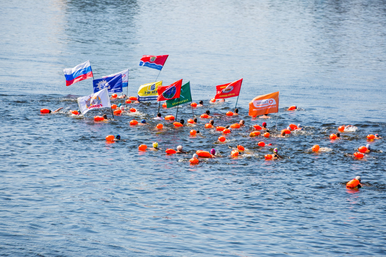 200 китайцев и 100 россиян переплыли Амур: в Благовещенске прошел международный заплыв «Дружба»